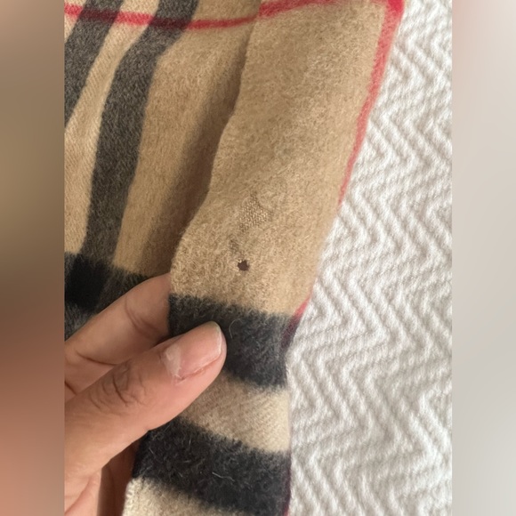 burberry scarf cashmere authentic , Made In Scotland, 100% Cashmere.. - Picture 4 of 9